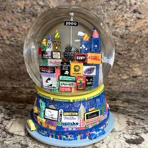 2000 NEW YORK CITY Broadway Twin Towers Musical Snow Globe collectable RARE
